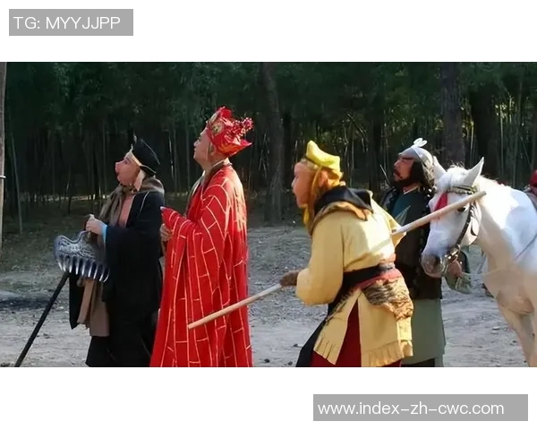 猪八戒在绿茵场上尽情挥洒汗水踢足球的精彩瞬间展现了他的运动风采与幽默魅力